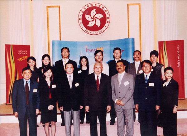 创始人唐九胜先生于时任香港特区行政长官董建华先生及企业代表合影