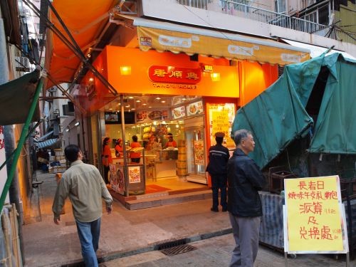 2010年始至今，香港唐顺兴烧腊店设置长者日为老人免费赠送午餐及礼物